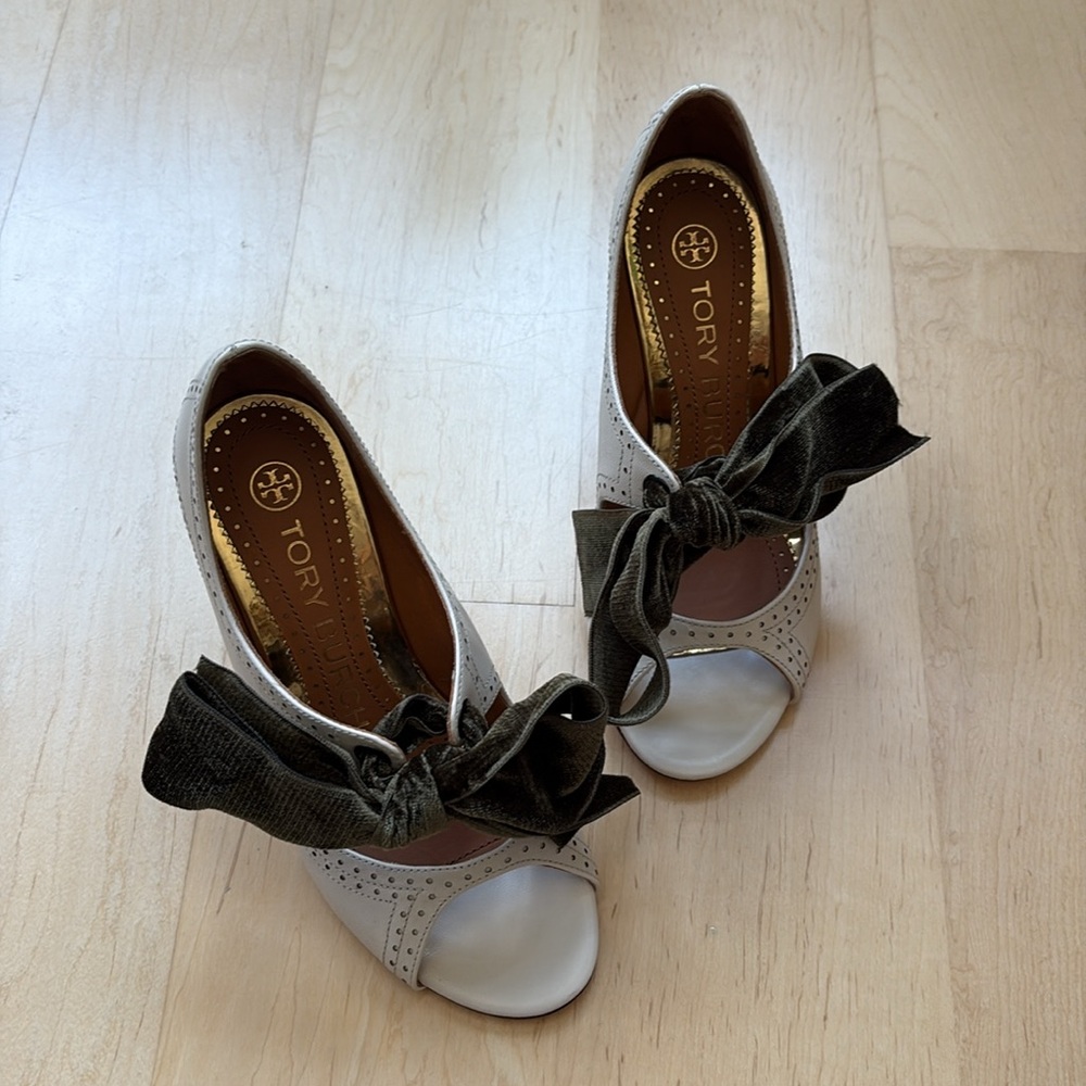 Tory Burch charm bow wedge - Picture 2 of 8